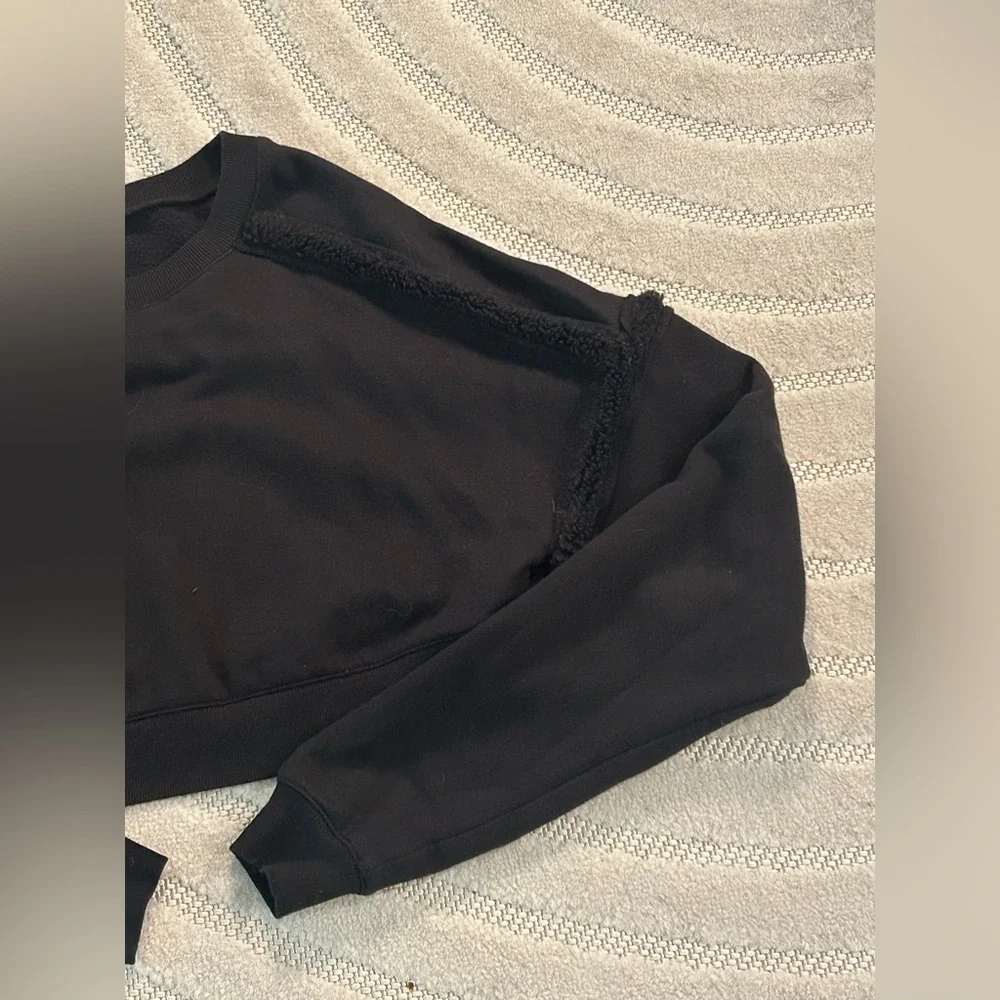 ALO Yoga Oversized City Sherpa Fleece Trim Cropped Sweatshirt in Black - XS